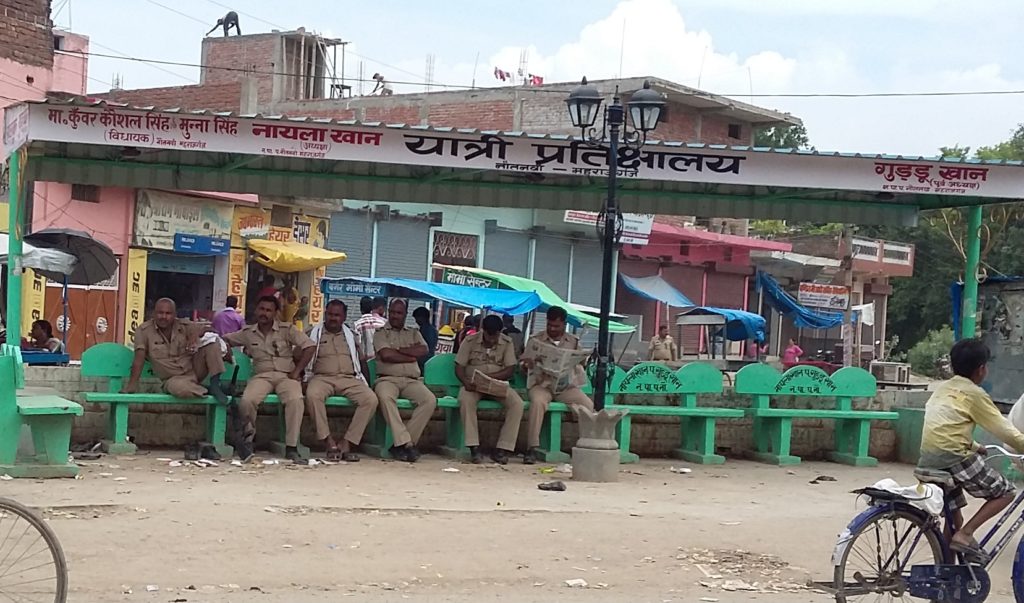 बन्दी को लेकर नौतनवा मे चप्पे चप्पे पर तैनात रही पुलिस --------