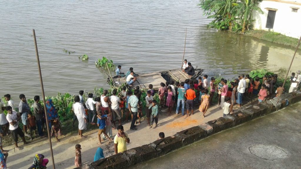 बाढ मे फॅसे ग्रामीणो को बीडीओ नौतनवा ने पहुचाए भोजन----