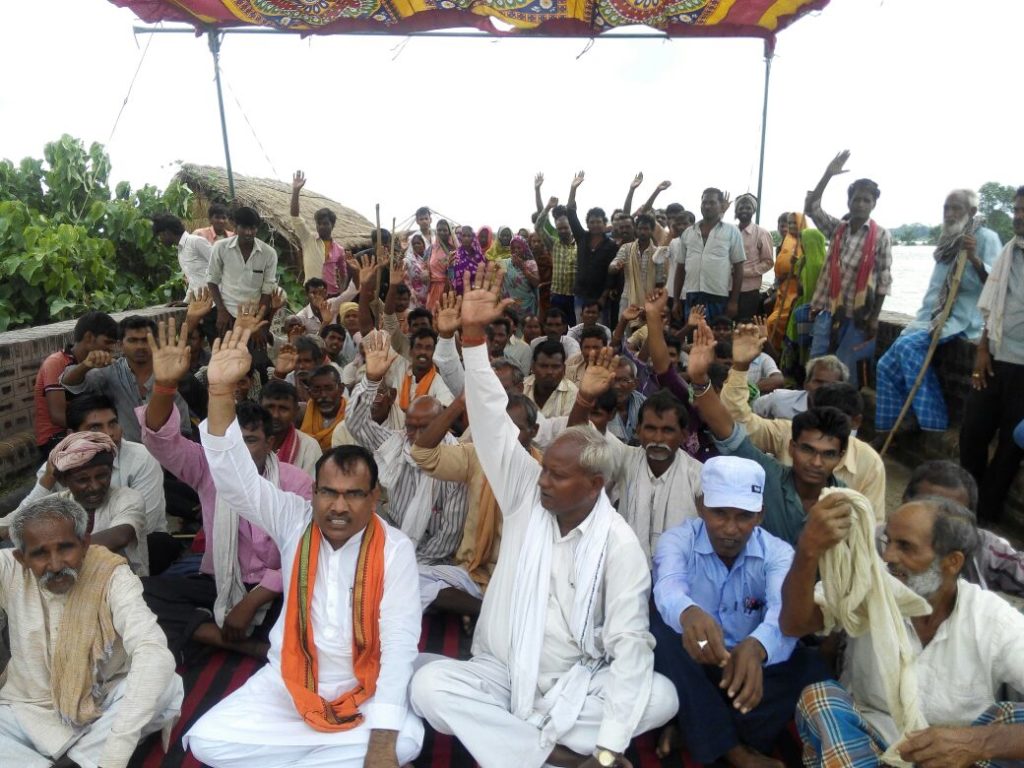 सात सूत्री मांग,हियुवा के जिलाध्यक्ष धरने पर ------