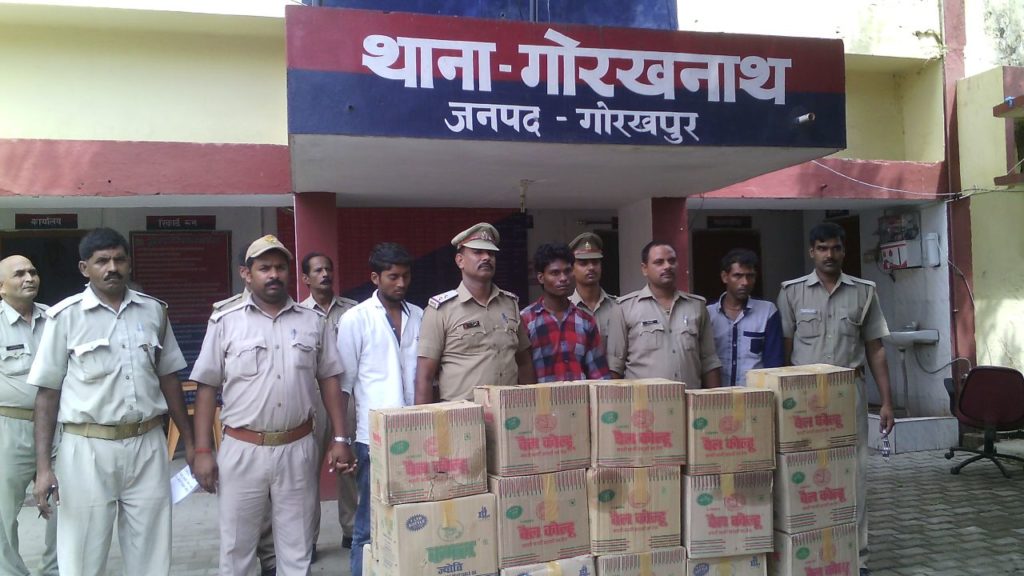 गोरखपुर मे पुलिस ने पकडे नकली तेल की फैक्ट्री