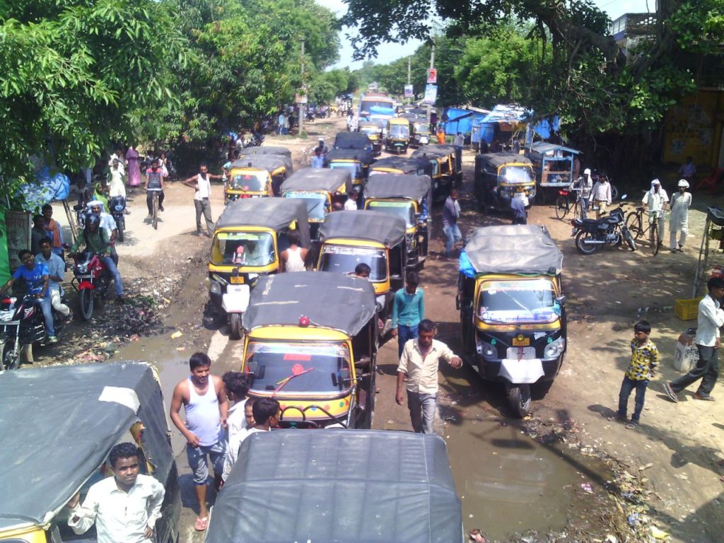 युवा काग्रेशी नेता ने किया रोड मार्च ----