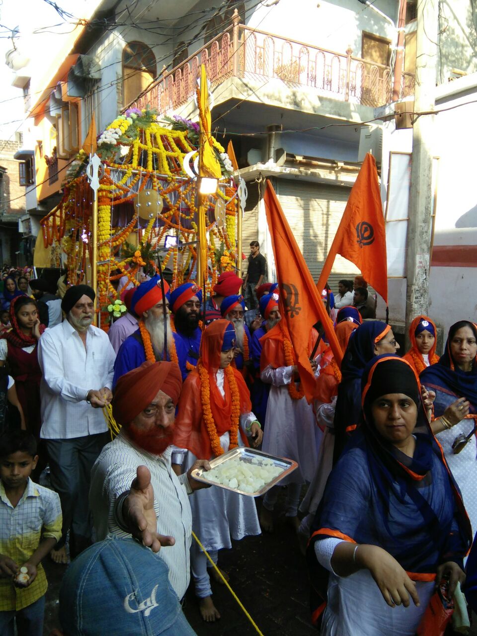 नौतनवा मे गुरुनानक देव के प्रकाश पर्व पर निकाला गया भब्य शोभा यात्रा