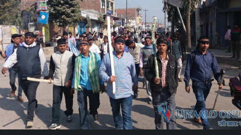 नेपाल के प्रमुख निर्वाचन आयुक्त के घर पर तोड फोड़--- प्रर्दशन जारी