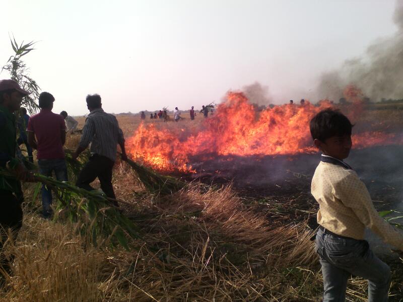 महाराजगंज के कोल्हुई थाना क्षेत्र में लगी आग देर से पहुंचे फायर बिग्रेड पर आक्रोशित किसानों ने किया पथराव -