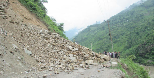 नेपाल के मुग्लिन -नारायणघाट सडक मे पहाड़ गिरने से दो लोगों की मौत आधा दर्जन लोगों के दबे होने की सम्भावना