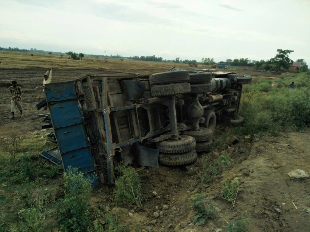 कटिंग के खेल में पलटी ट्रक दो घायल