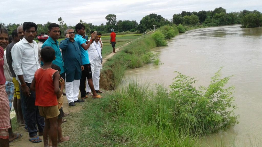 राजपुर दौलतपुर तटबन्ध टूटा सैकड़ों एकड़ फसले जलमग्न