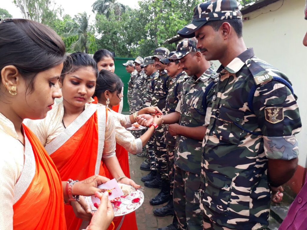 नन्हें बच्चों ने रक्षा सूत्र बाध एसएसबी जवानो से देश की सुरक्षा का लिया संकल्प -