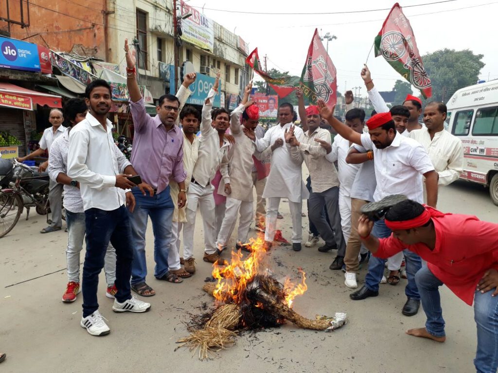 गोररवपुर में सपाई सड़क उतरे ,योगी का फूका पुतला