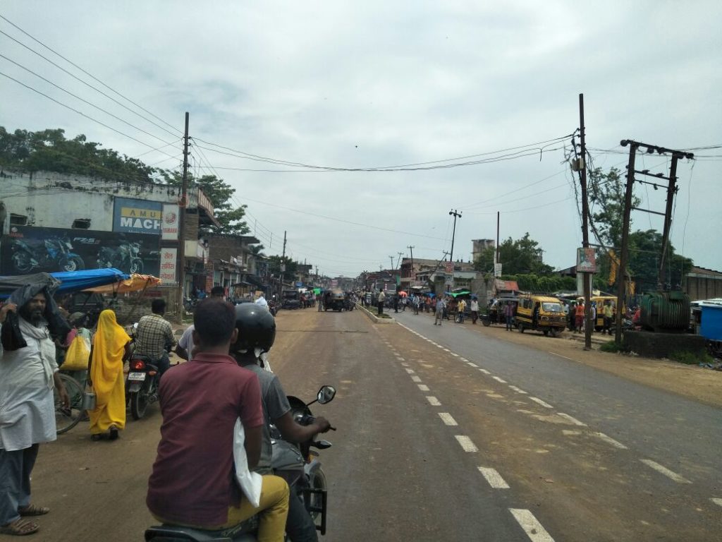 विद्युत तार टूट कर राष्ट्रीय राजमार्ग पर गिरा, भगदड़ आधा दर्जन लोग चोटिल