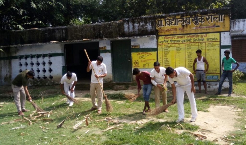 एसएसबी और ग्रामीणों ने मंदिर और मस्जिद का किया सफाई 