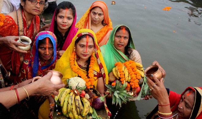 अस्ताचलगामी सूर्य को अघ्य दी छठ व्रती महिलाएं