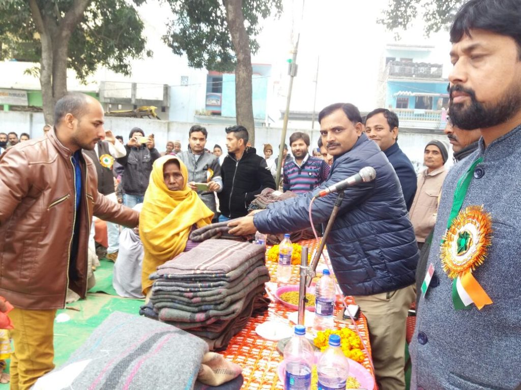 महराजगंज:"पब्लिक सेवा संस्थान" ने गणतंत्र दिवस पर गरीबों में बांटा कंबल