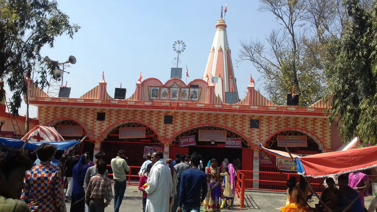 लेहड़ा देवी मंदिर पर देशी तथा विदेशी भक्तों की भीड़