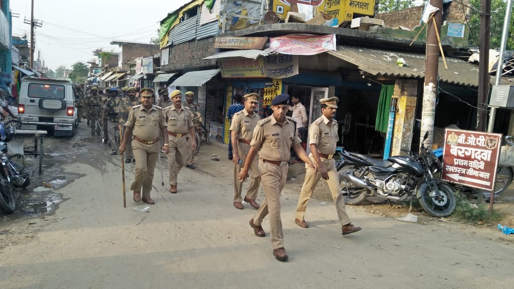 ईद को लेकर पुलिस एलर्ट सीमावर्ती क्षेत्रो में फ्लैग मार्च