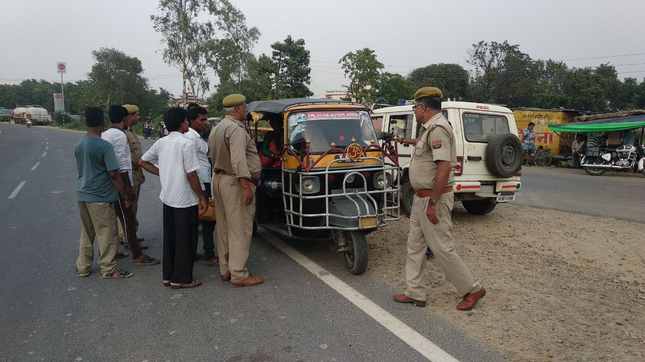 नौतनवा-सोनौली टेम्पो के ओवर लोडिग पर चला कानून का चाबुक