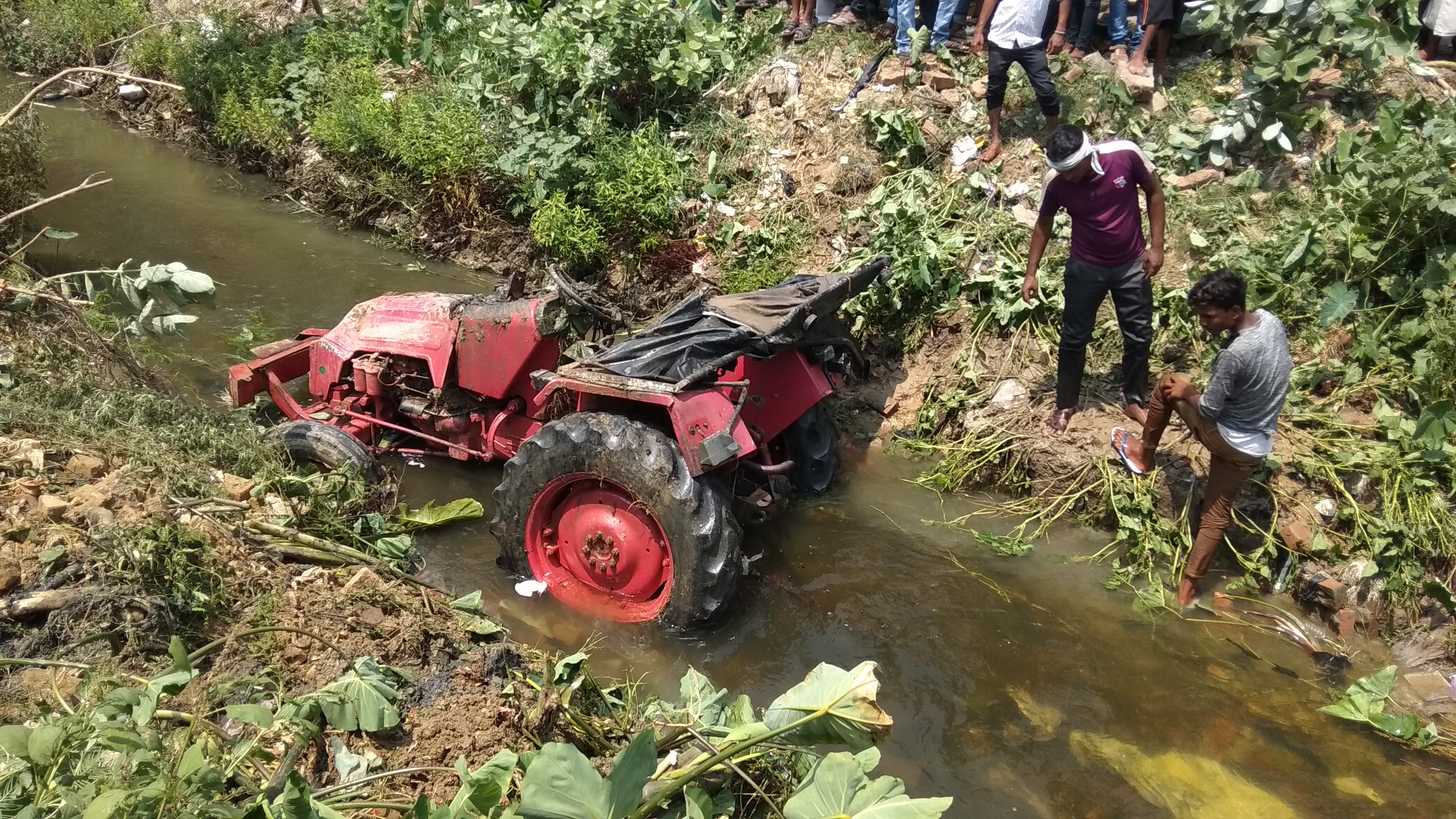 नौतनवा: ट्रेक्टर के पलटने से चार की मौत