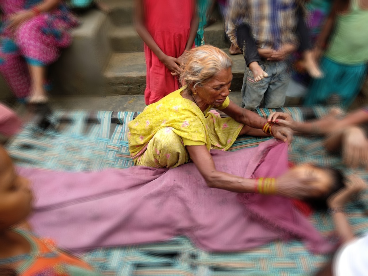 बारिश में गिरा पेड़,बालिका की दबकर मौत