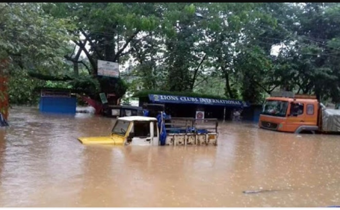 केरल में बाढ़ का कहर: चार हजार लोगों को बचाया गया, कोच्चि में स्कूल और ऑफिस बंद