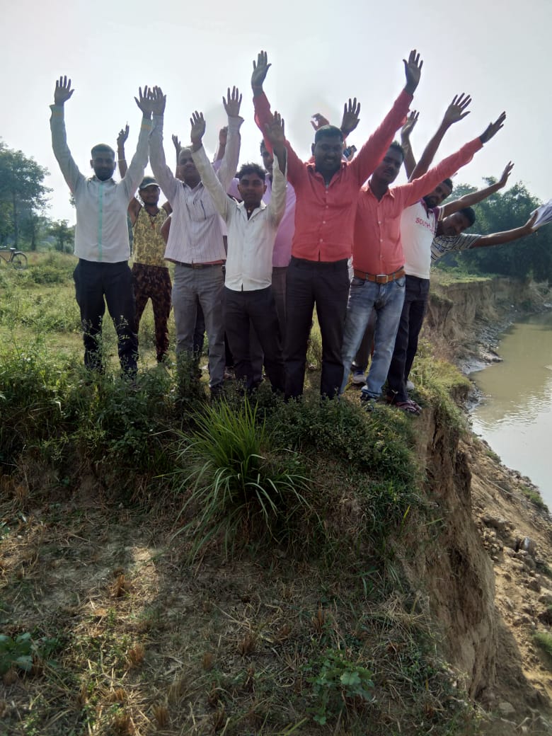 श्यामकाट गांव के ग्रामीणों ने किया प्रदर्शन,नदी में विलीन होने से बचाने की लगाई गुहार