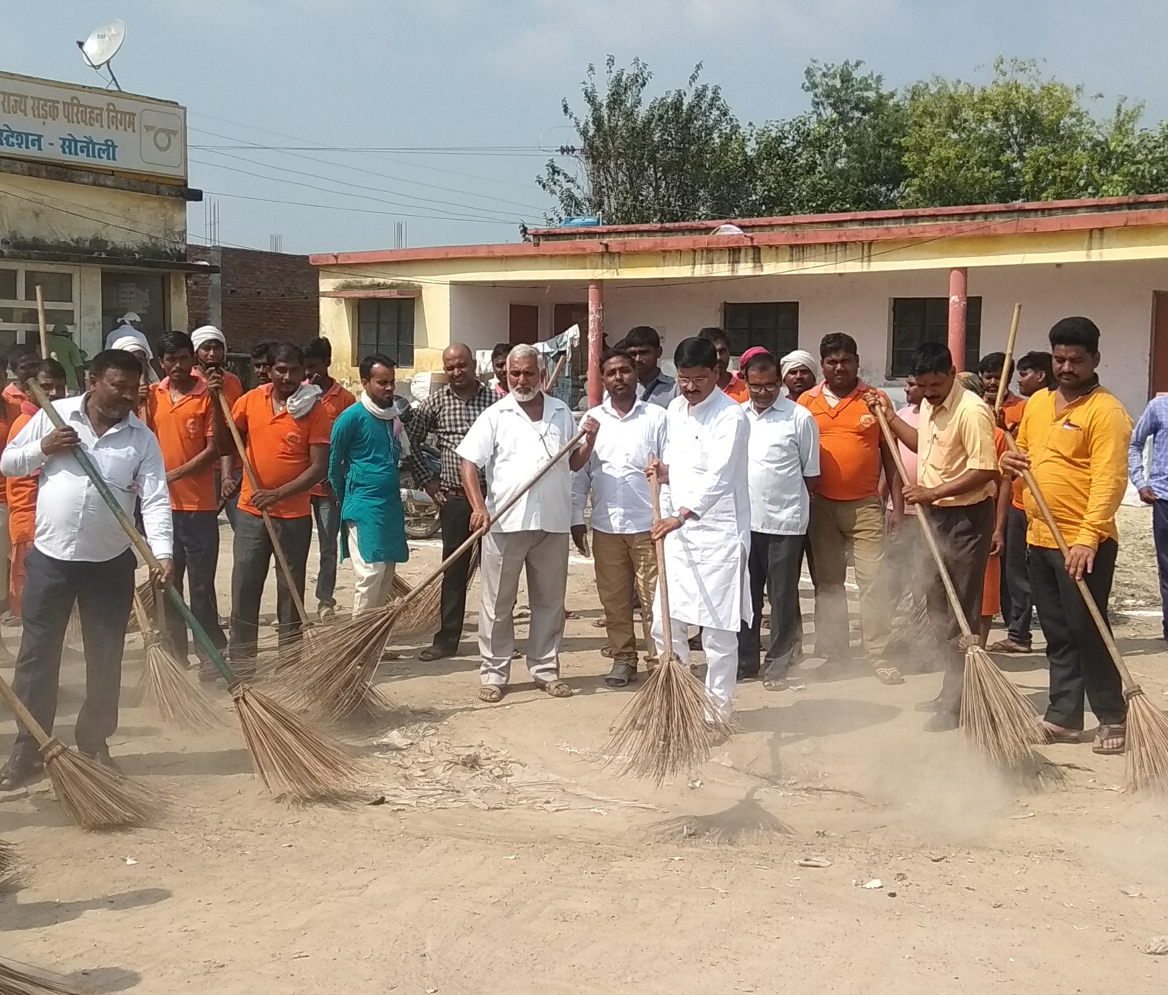 सुधीर त्रिपाठी ने सोनौली रोडवेज कर्मियों के साथ लगाया झाड़ू दिया स्वच्छता का संदेश