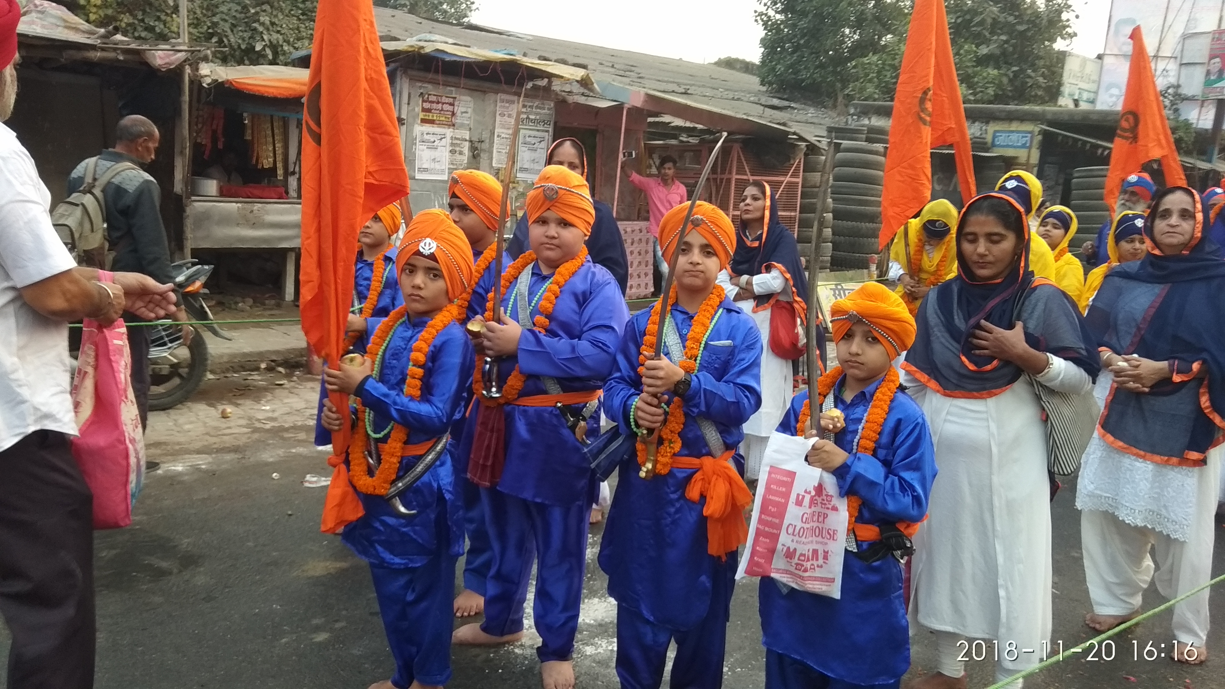 नौतनवा: गुरुनानक देव के प्रकाश पर्व पर निकली गयी भब्य शोभायात्रा।