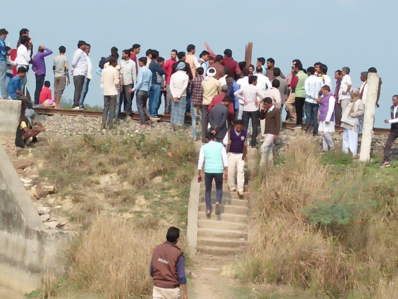 समपार बंद के विरोध मे ग्रामीणों का रेलवे ट्रेक पर धरना