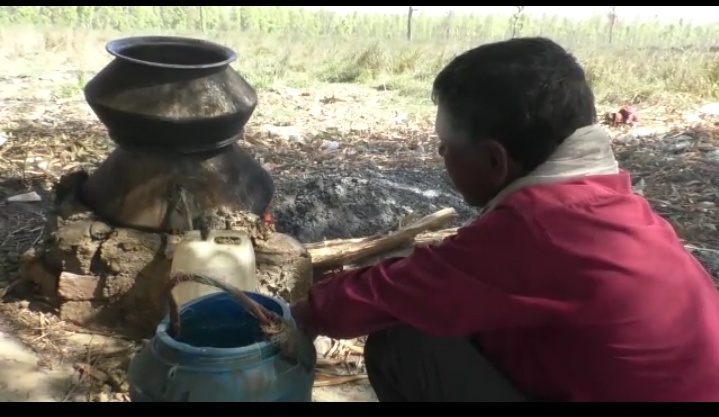 महराजगंज: मौत को दावत दे रही है कच्ची शराब की धधकती भट्टीयां।