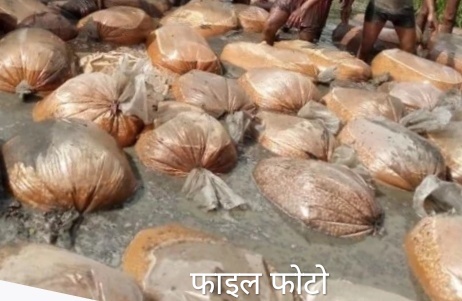 Maharajganj: डीएम, एसपी का कच्ची शराब को लेकर चला चाबुक।