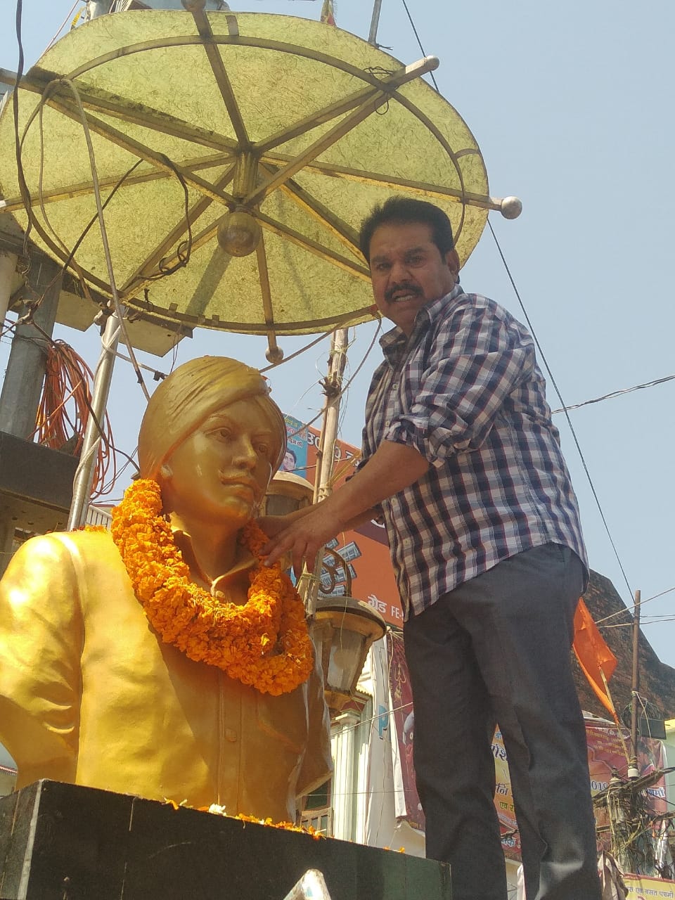 शहीद दिवस: वीर शहीदों को चेयरमैन नौतनवा ने श्रद्धा सुमन किया अर्पित