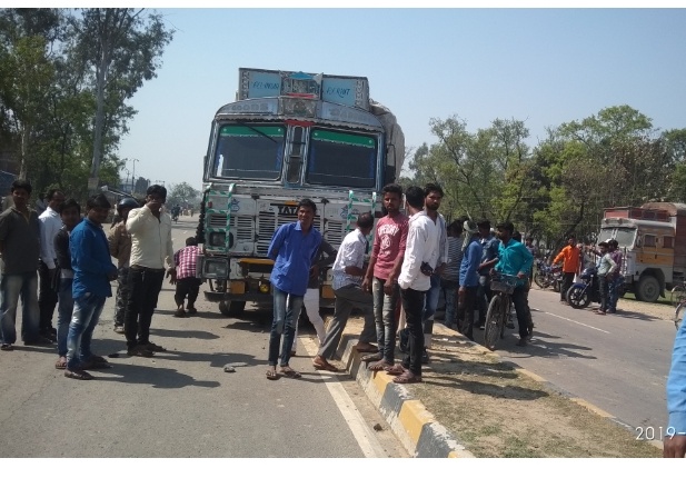 नौतनवा: राष्ट्रीय राजमार्ग के डिवाइडर पर ट्रक चढ़ा, बड़ा हादसा टला