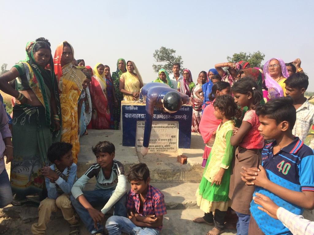 महाराजगंज:डा० भीमराव अंबेडकर की तोड़ी गई प्रतिमा, ग्रामीण आक्रोश में,पहुंची पुलिस