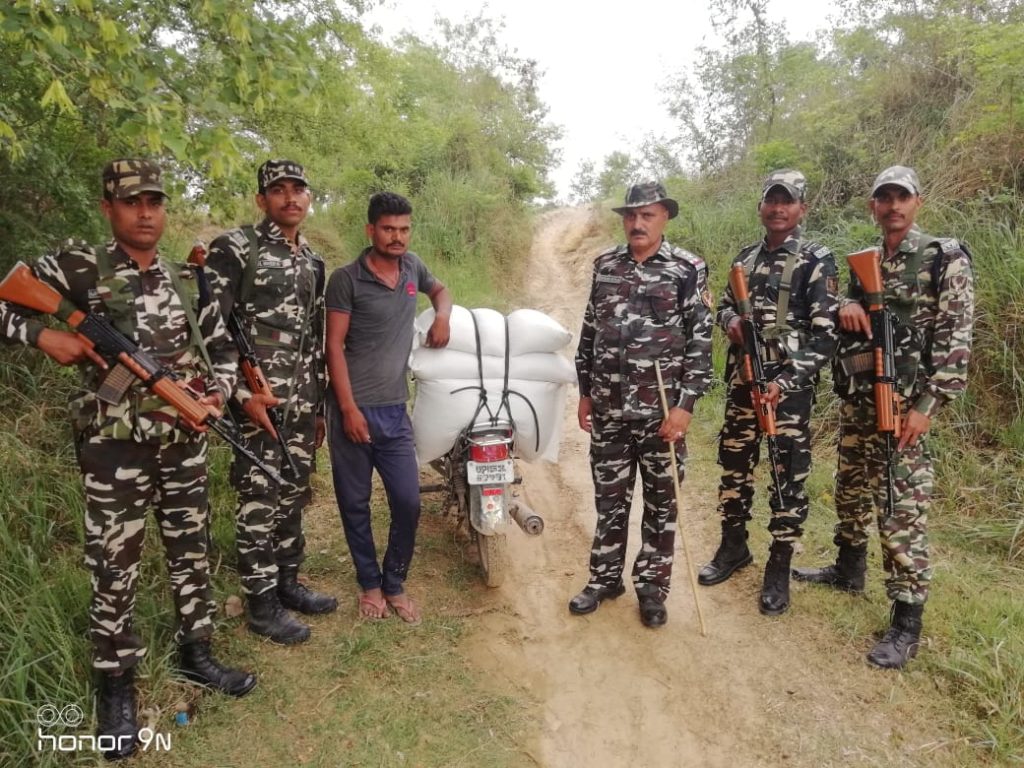 नौतनवा : सौ किलो विदेशी काली मिर्च के साथ एक तस्कर गिरफ्तार