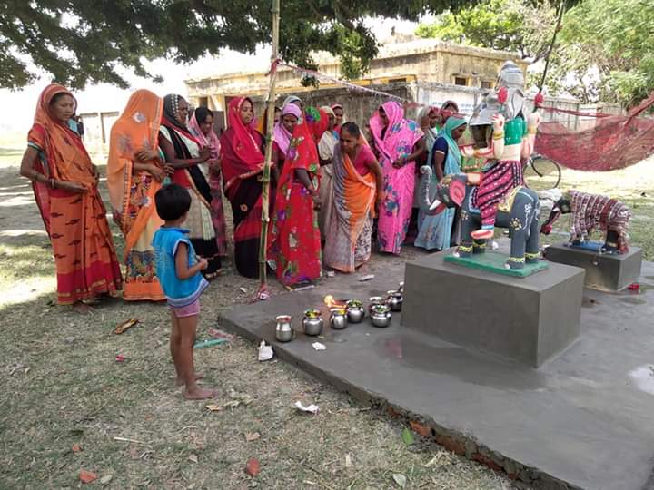 सोनौली: सरकारी भूमि पर कब्जे के लिए ग्रामीणो ने बना दिया समय माता का मंदिर, प्रशासन हलकान