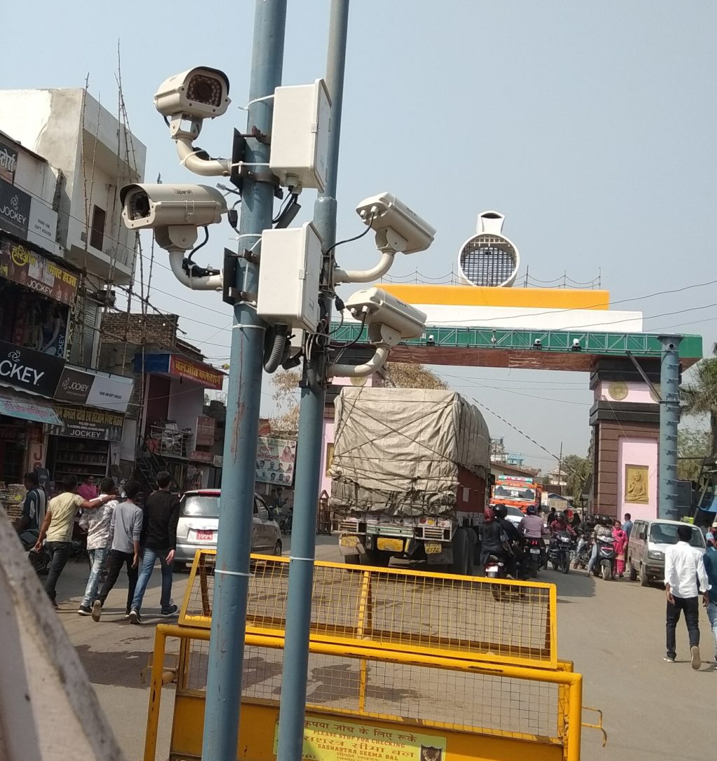 सोनौली बॉर्डर; संदिग्ध सामानों से लदी एक पिकअप एसएसबी के हिरासत में हो रही है जांच 