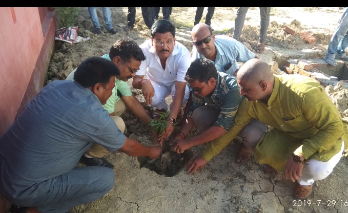 सोनौली बॉर्डर: पौधारोपण कर सुधीर त्रिपाठी ने किया अभियान की शुरुआत 