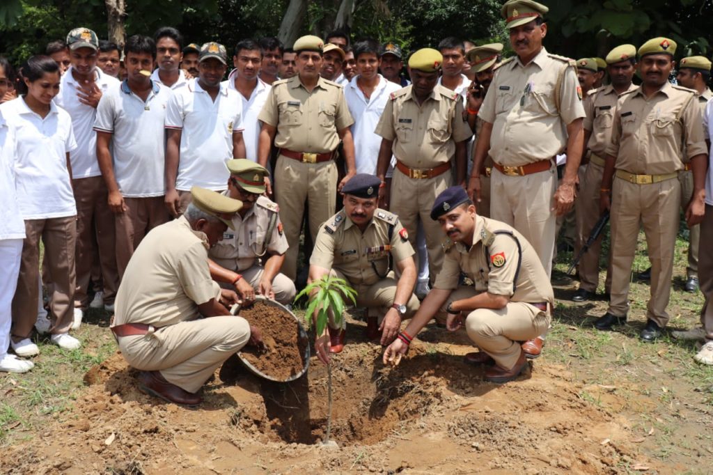 पौधारोपण कर पर्यावरण को शुद्ध करने में सहभागी बने--एसपी