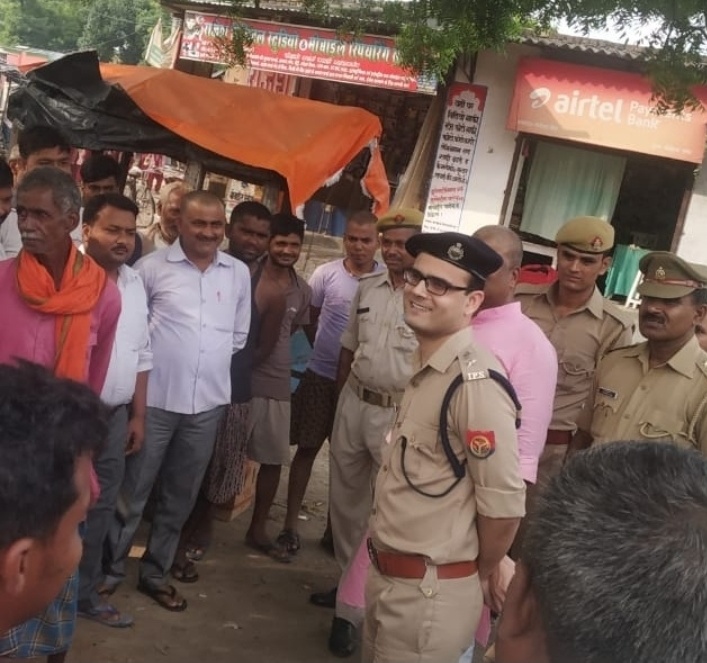 महराजगंज:पुलिस कप्तान ने सोहगी बरवा गांव का किया भ्रमण, ग्रामीणों से ली जानकारी