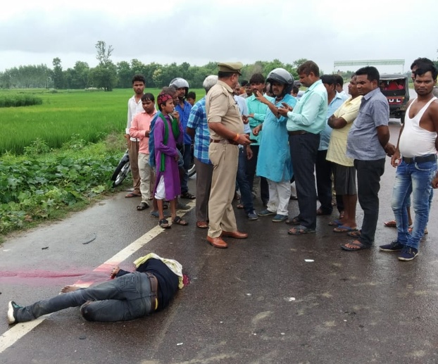 लक्ष्मीपुर :सड़क दुर्घटना में बाइक सवार युवक की,मौत एक घायल