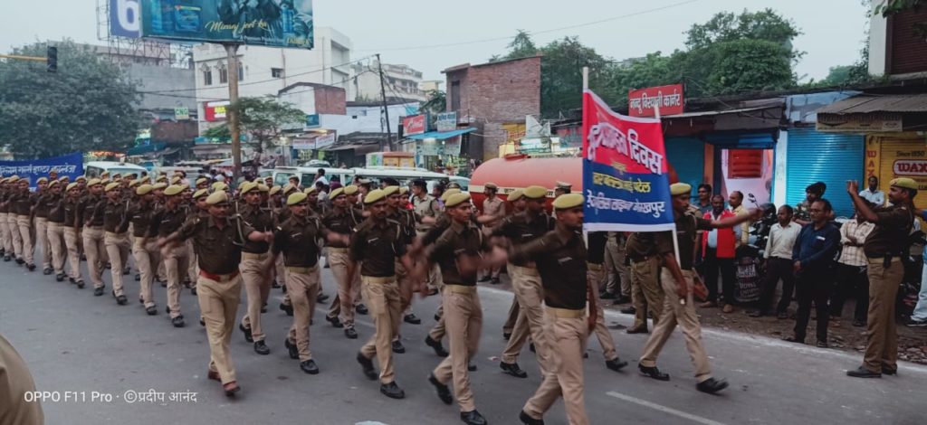 गोरखपुर: पटेल चौक पर सरदार पटेल को मार्च पास कर दी गई सलामी