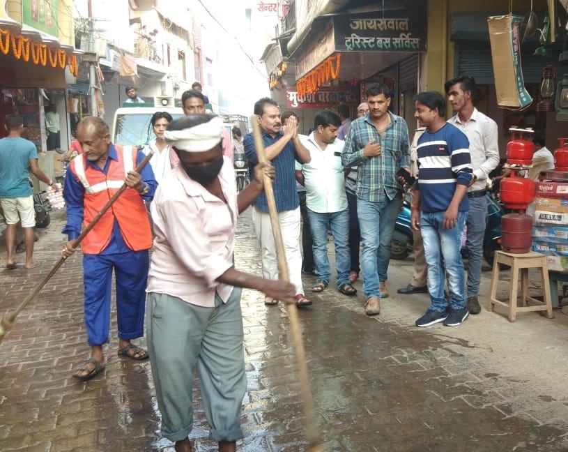 नौतनवा:सड़कों की धुलाई और सफाई कर गुड्डू खान ने दीप जलाकर मनाई दिवाली