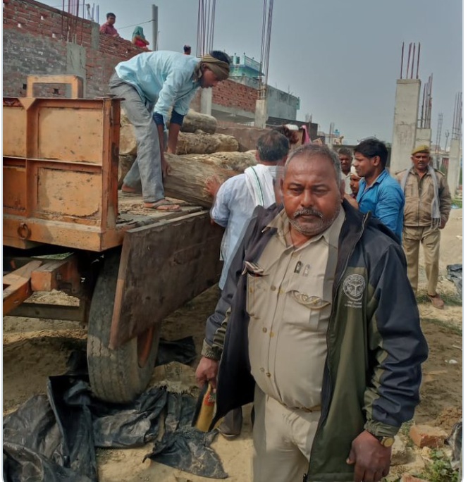 फॉरेस्ट विभाग के छापेमारी में लाखों की कीमती लकड़ी बरामद