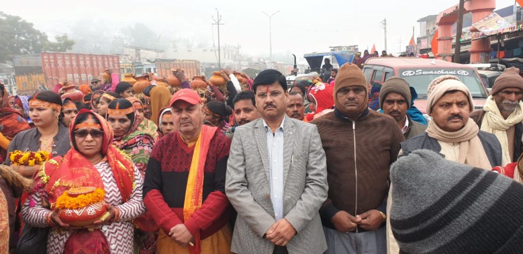 सोनौली:माता चन्चाई देवी मंदिर से ढोल नगाड़े के साथ निकली भब्य शोभा यात्रा