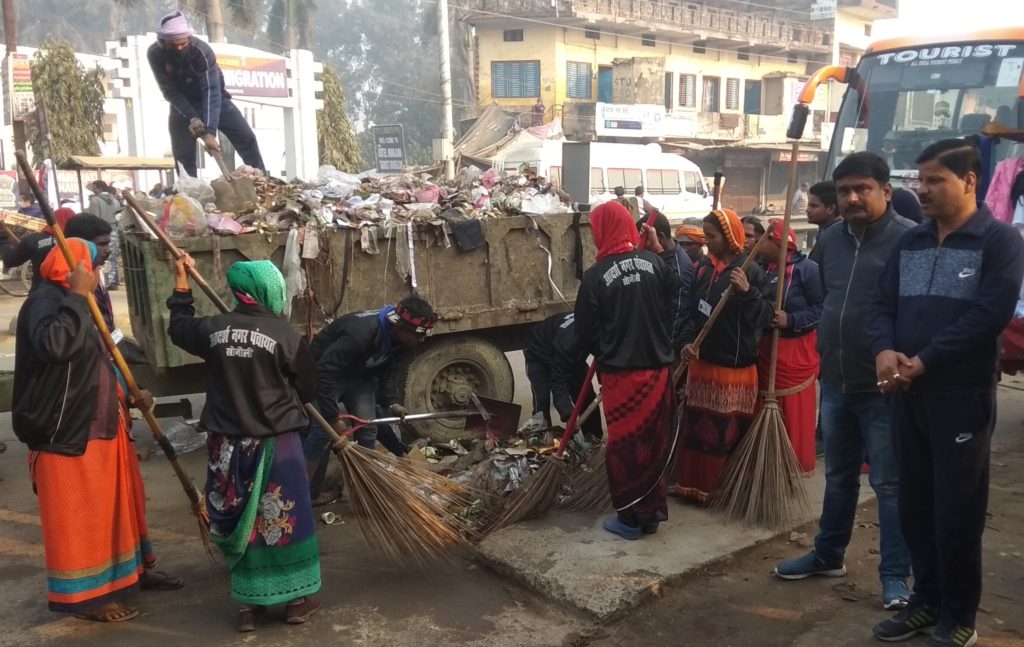 सोनौली: सुधीर त्रिपाठी ने मोहल्लों के सफाई व्यवस्था का जाना हाल।