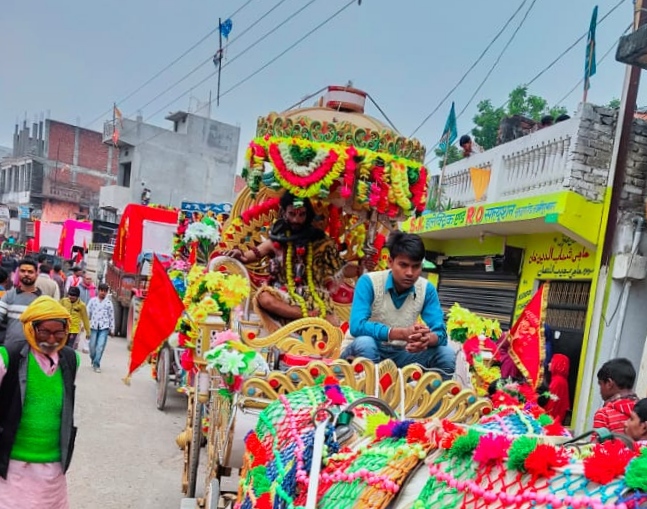 नौतनवा में ढोल नगाड़े और झांकियों के साथ निकली शिव बारात।