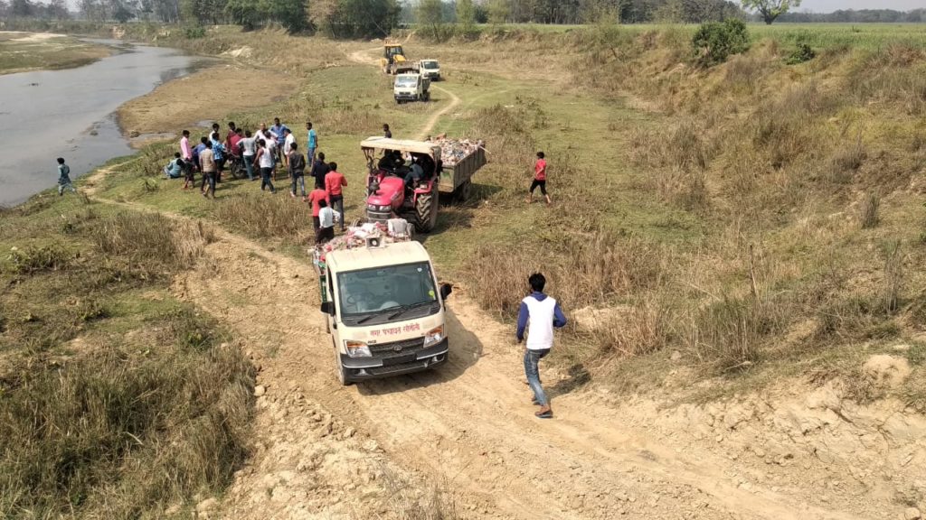 सोनौली; नगर पंचायत का कूड़ा गिराने गए वाहन और चालको को घंटों बनाए रखा बंधक