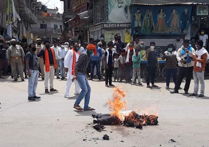 सोनौली बॉर्डर: हियुवा ने फूका चीनी राष्ट्राध्यक्ष का पुतला