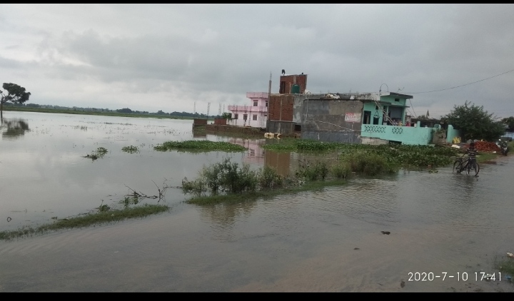 सोनौली:डांडा नदी उफनाई, एसएसबी कंम्पनी हेड क्वार्टर में घुसा पानी।