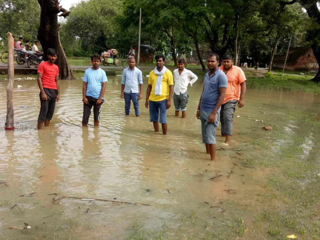 निचलौल: नाला जाम से पचासो एकड़ फसल पानी मे डूबा, किसान परेशान।