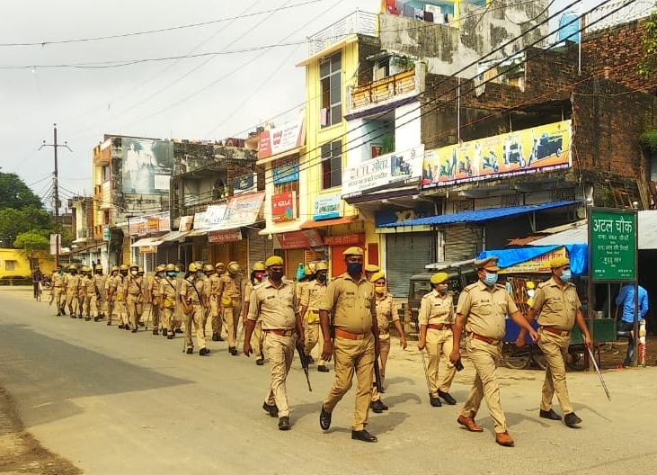 नौतनवा और सोनौली में पुलिस ने किया मार्च, मस्जिदों, ईदगाहो के बाहर रही तैनात